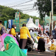 Ratusan Mahasiswa UNUSIDA Jadi Relawan Sapu Bersih & Ojek 1 Abad NU 2