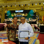Rektor Unusida Mendapat Penghargaan Unesa Alumni Award Kategori Tokoh Pendidikan 7 Rektor Unusida Mendapat Penghargaan Unesa Alumni Award Kategori Tokoh Pendidikan 5