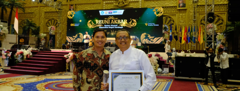 Rektor Unusida Mendapat Penghargaan Unesa Alumni Award Kategori Tokoh Pendidikan 2