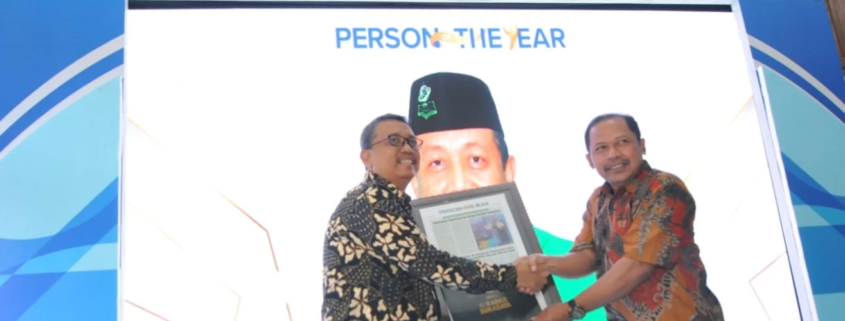 Rektor Unusida saat Menerima Penghargaan Person of The Year dari Radar Surabaya (Foto: Humas Unusida)
