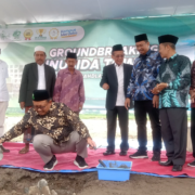 Rektor Unusida, Dr H Fatkul Anam M.Si saat meletakkan batu pertama pembangunan Unusida Tower 2 (Foto: Humas Unusida)