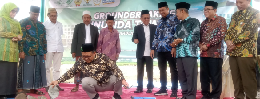 Rektor Unusida, Dr H Fatkul Anam M.Si saat meletakkan batu pertama pembangunan Unusida Tower 2 (Foto: Humas Unusida)