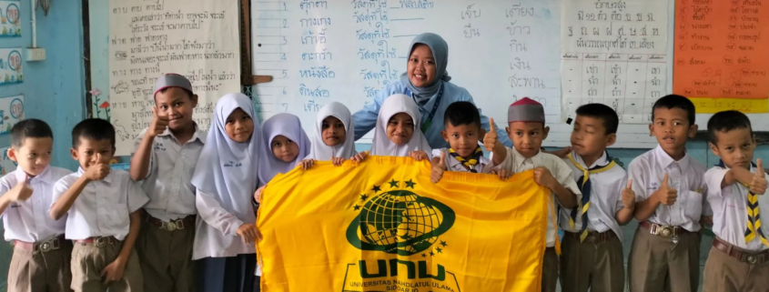 Mahasiswi Unusida, Elza Fiilmilla Sutejo (baju pink) saat PLP dan KKN Internasional di Todeng, Sung-Ai Padi, Narathiwat, Thailand. (Foto: Humas Unusida)